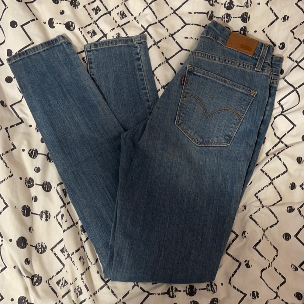 Skinny high rise Light blue knee ripped Levi’s